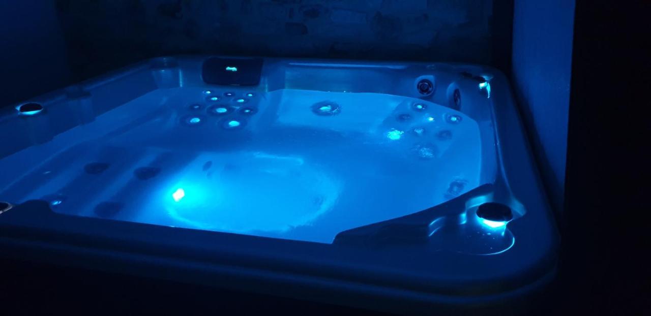 Chambre D'Hote Romantique Avec Spa Privatif Domaine Les Nuits Envoutees - Vezenobres エクステリア 写真