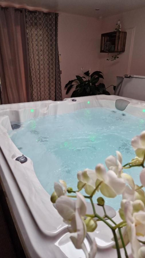 Chambre D'Hote Romantique Avec Spa Privatif Domaine Les Nuits Envoutees - Vezenobres エクステリア 写真